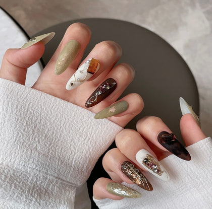 라이브 방송에서만 구매 및 주문 가능합니다. 10개 세트의 수제 압착형 네일 아트 키트로, 연장된 누드 핑크 네일에 레이스 무늬와 골드 스톤으로 장식되어 있어 우아한 차 모임과 데이트를 위한 고급스러운 선택입니다.