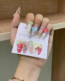 라이브 방송에서만 구매 및 주문 가능합니다. 10개 세트의 수제 압착형 네일 아트 키트로, 연장된 누드 핑크 네일에 레이스 무늬와 골드 스톤으로 장식되어 있어 우아한 차 모임과 데이트를 위한 고급스러운 선택입니다.